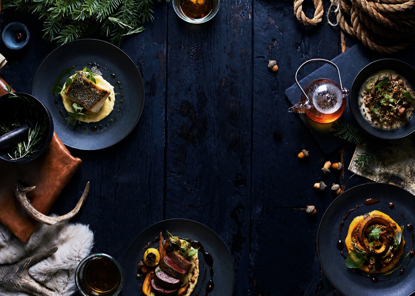 Table bleu nuit dressée avec plats gastronomiques — l’univers de Chez B